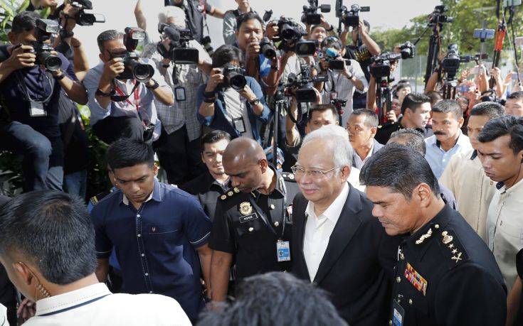 «Θησαυρό» βρήκαν οι αρχές στα σπίτια του πρώην πρωθυπουργού της Μαλαισίας