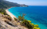 Η μαγευτική παραλία της Λευκάδας με το πευκοδάσος και τα πεντακάθαρα νερά