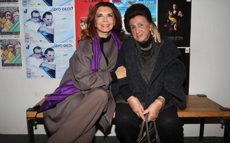 Η Μιμή Ντενίση με την μητέρα της στο θέατρο