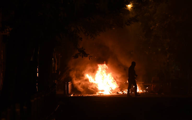 Εξάρχεια: Καρέ - καρέ η επίθεση στους αστυνομικούς, «ήθελαν να μας κάψουν»
