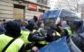 Σκηνικό πολέμου στο Παρίσι, οδομαχίες, δακρυγόνα, τριακόσιες πενήντα συλλήψεις