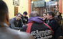 Ο Κυριάκος Μητσοτάκης πέρασε το βράδυ των Χριστουγέννων σε καφενείο στην Πλατεία Βάθη