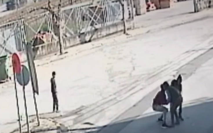 Η στιγμή που πέντε αγόρια ληστεύουν γυναίκα μέσα στη μέση του δρόμου στη Θήβα