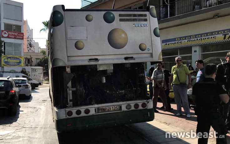 Οι πρώτες εικόνες από τη σύγκρουση λεωφορείου με συρμό του προαστιακού στη Λιοσίων