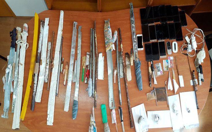 Φωτογραφίες από τα σπαθιά και τα μαχαίρια που βρέθηκαν στις φυλακές Αυλώνα