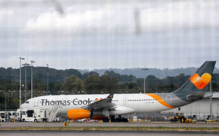 Κλάματα επιβατών και έρανος για τους εργαζόμενους στην τελευταία πτήση της Thomas Cook