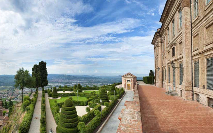 Πώς είναι να μένεις σε μεσαιωνικό ιταλικό κάστρο με 2.500 ευρώ τη βραδιά