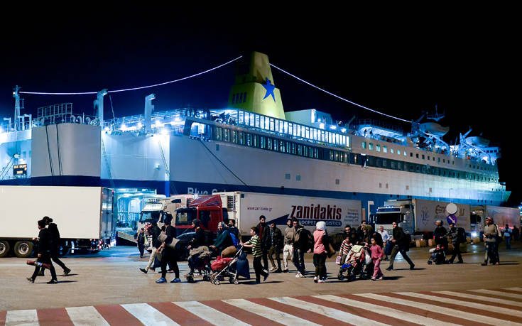 Στο λιμάνι του Πειραιά έφτασαν 370 μετανάστες και πρόσφυγες από Χίο και Μυτιλήνη