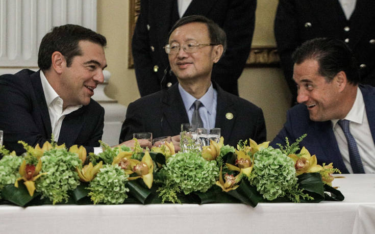 Προεδρικό Μέγαρο: Οι εντυπωσιακές παρουσίες, τα γέλια Τσίπρα - Γεωργιάδη και τα «πηγαδάκια»