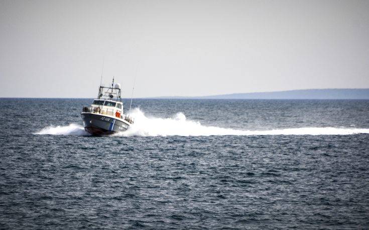Ακυβέρνητο πλοίο έχει πάρει κλίση μεταξύ Λέσβου και Σκύρου
