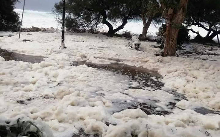 Κακοκαιρία Βικτώρια: «Χιονισμένο τοπίο» η Κέρκυρα με τη θάλασσα στους δρόμους