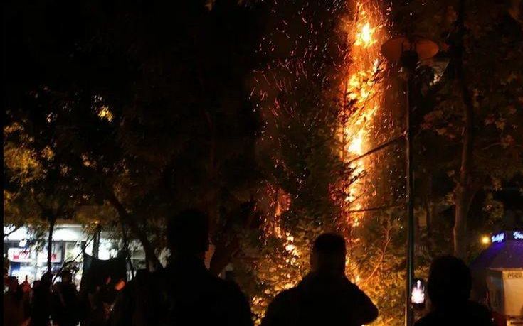 Εξάρχεια: Το βίντεο από το κάψιμο του χριστουγεννιάτικου δέντρου στην πλατεία