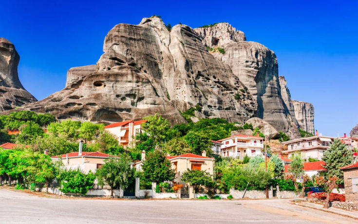 Το ελληνικό χωριό με το ωραιότερο φόντο