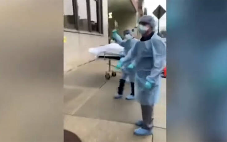 Κορονοϊός στη Νέα Υόρκη: Σοκαριστικό βίντεο δείχνει νοσηλευτές να φορτώνουν πτώματα σε φορτηγά-ψυγεία