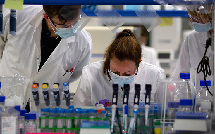Ραγδαίες εξελίξεις με το εμβόλιο της Οξφόρδης: «1.000.000 δόσεις μέχρι τον Σεπτέμβριο»