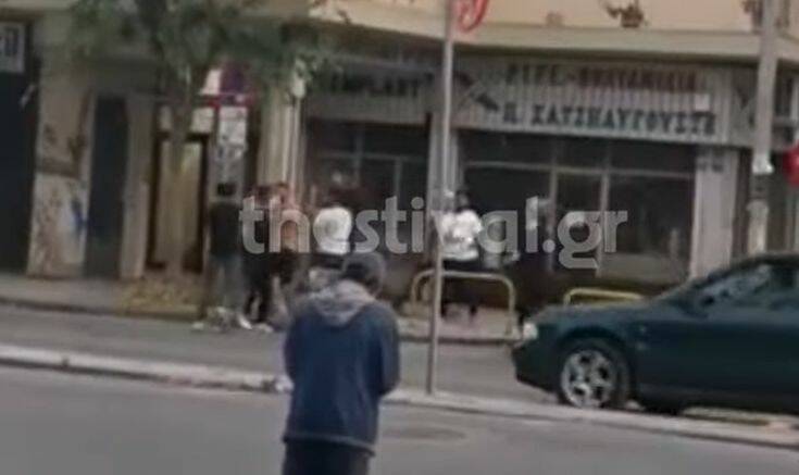 Βίντεο ντοκουμέντο από επίθεση σε άνδρα στη Θεσσαλονίκη – Τον χτυπούν με ξύλα στη μέση του δρόμου 1