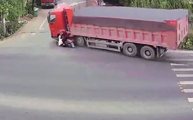 Σοκαριστικό τροχαίο: Φορτηγό παρασύρει γυναίκα που οδηγεί σκούτερ
