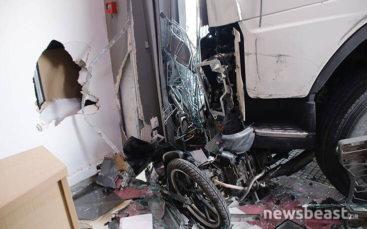 Πέθανε ο οδηγός του φορτηγού που «καρφώθηκε» σε κατάστημα στην Πειραιώς