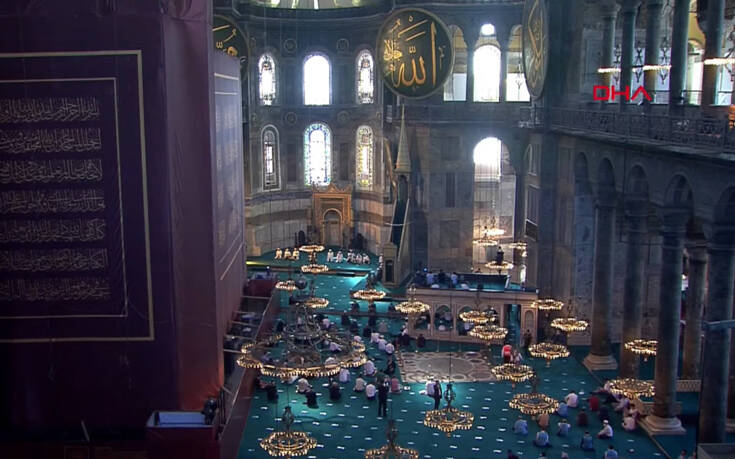 Αγία Σοφία: Εικόνα μέσα και έξω από τον ναό ενώ ο κόσμος συρρέει για την πρώτη μουσουλμανική προσευχή