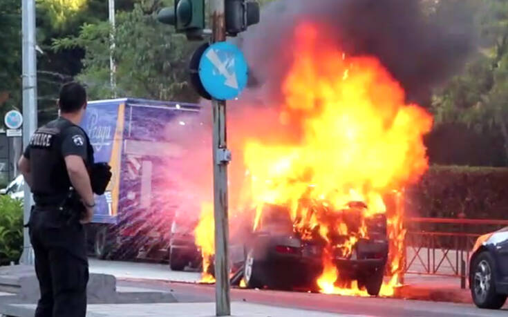 Η στιγμή που αυτοκίνητο καίγεται στη Γαλατσίου - Η φωτιά απλωνόταν ενώ ακούγονταν μικρές εκρήξεις