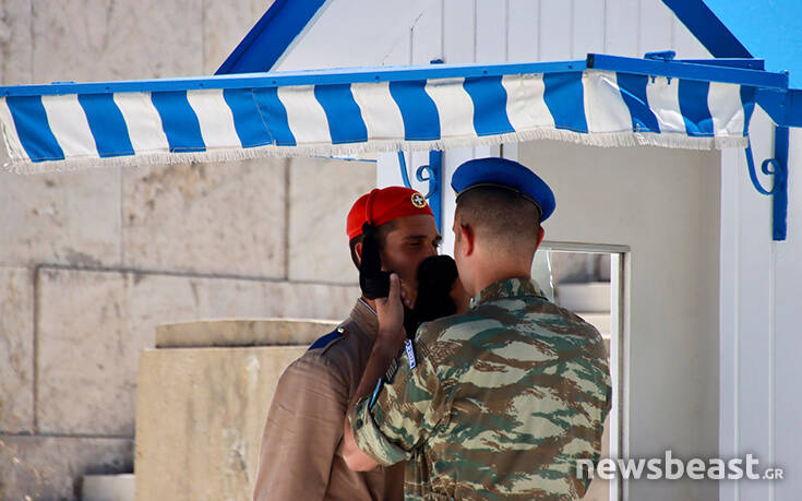 Οι Εύζωνες στον Άγνωστο Στρατιώτη λιώνουν από τον καύσωνα - Συνθήκες ασφυξίας στην Αθήνα