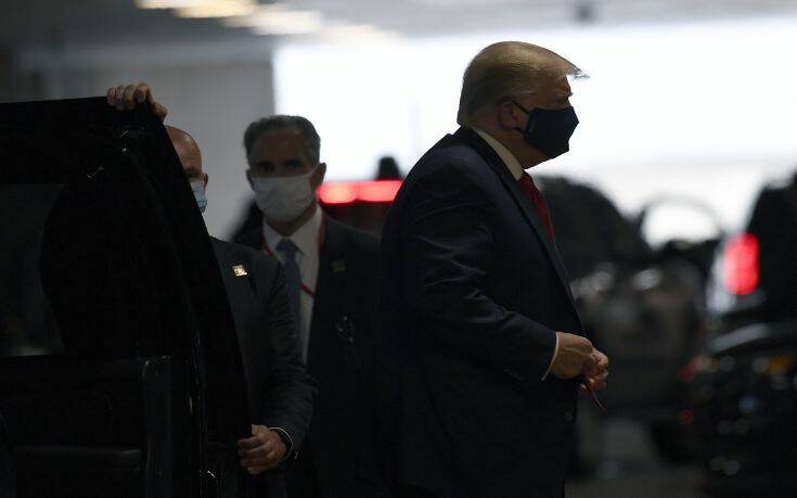 Στο νοσοκομείο, φορώντας μάσκα, για να επισκεφθεί τον μικρότερο αδερφό του ο Τραμπ