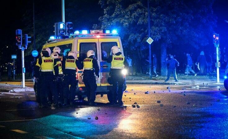 Σουηδία: Τραυματίστηκαν αστυνομικοί στα επεισόδια έπειτα από το κάψιμο του Κορανίου