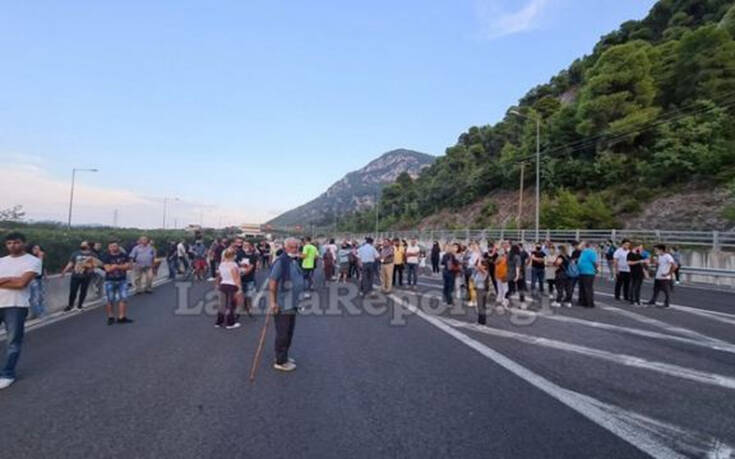 Έκλεισαν την εθνική οδό στα Καμένα Βούρλα: Διαμαρτύρονται για την άφιξη προσφύγων