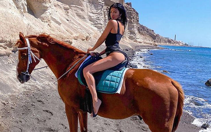 Η Δήμητρα Αλεξανδράκη σε σέξι πόζα πάνω στο άλογο