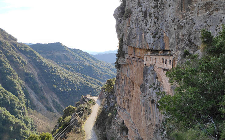 Μονή Κηπίνας: Το μοναστήρι που είναι σφηνωμένο μέσα στον βράχο