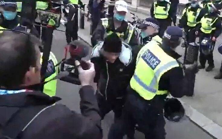 Λονδίνο: Πάνω από 60 συλλήψεις σε διαδηλώσεις κατά των περιοριστικών μέτρων